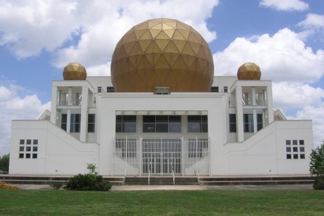 The abandoned palace in 2008. The two smaller orbs have since been removed.