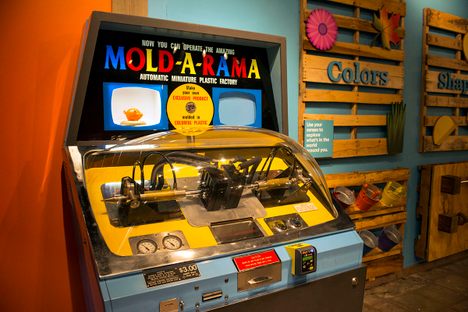One of the two Mold-A-Rama machines at the Lincoln Park Zoo
in Chicago. Located in the Farm-in-the-Zoo exhibit, this machine
produces an orange piggy bank.