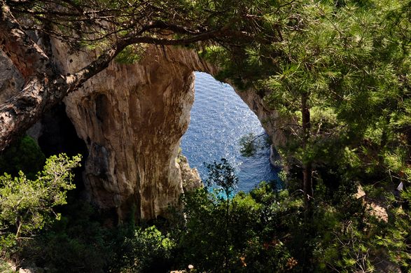 Natural arch of capri island hi-res stock photography and images