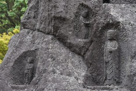 Moto-Hakone Stone Buddhas