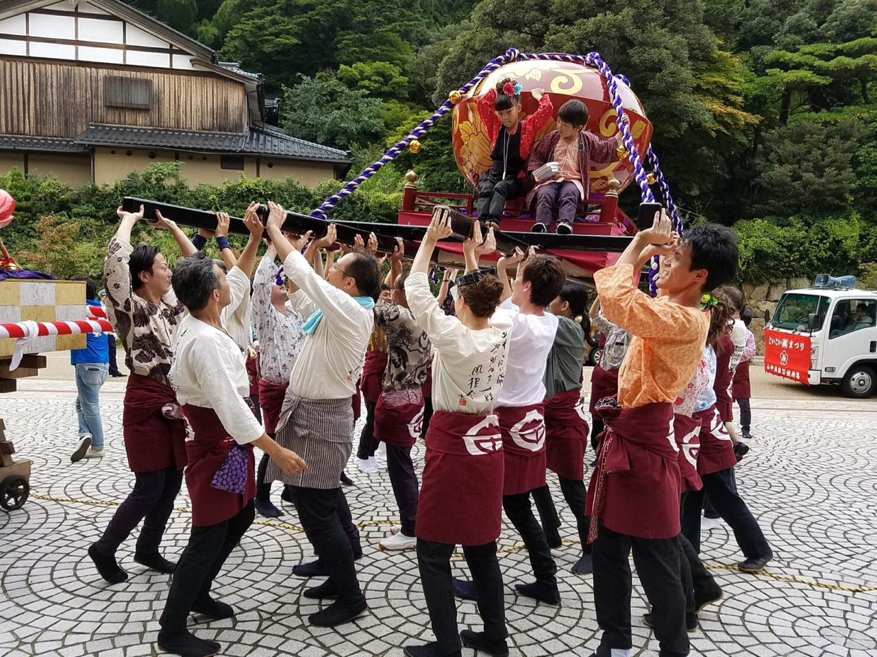 O-mikoshi teams perform in front of important businesses and are rewarded with cups of sake or beer (and water or tea).