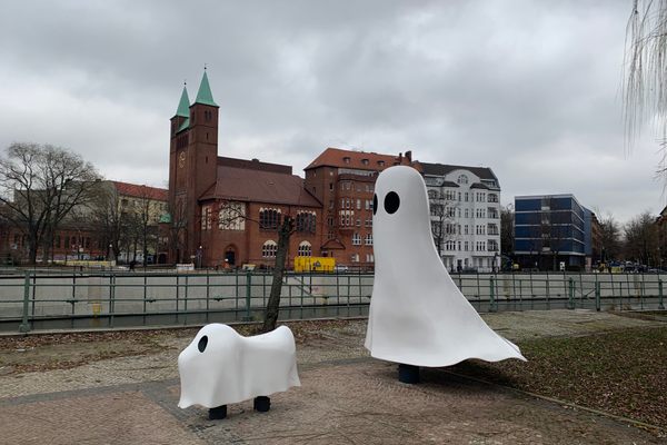 This adorable spectral duo can be found in Moabit.