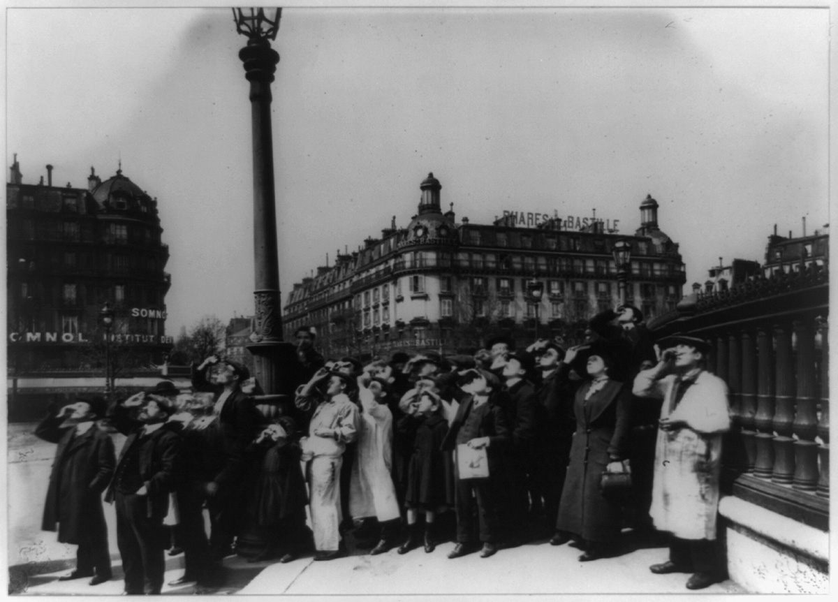 Eugène Atget's photo of eclipse watchers in Paris, 1911.