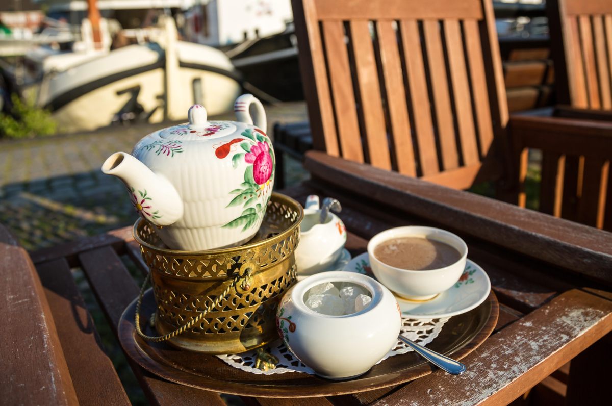 East Frisian tea sets are generally decorated with pink or blue flowers.