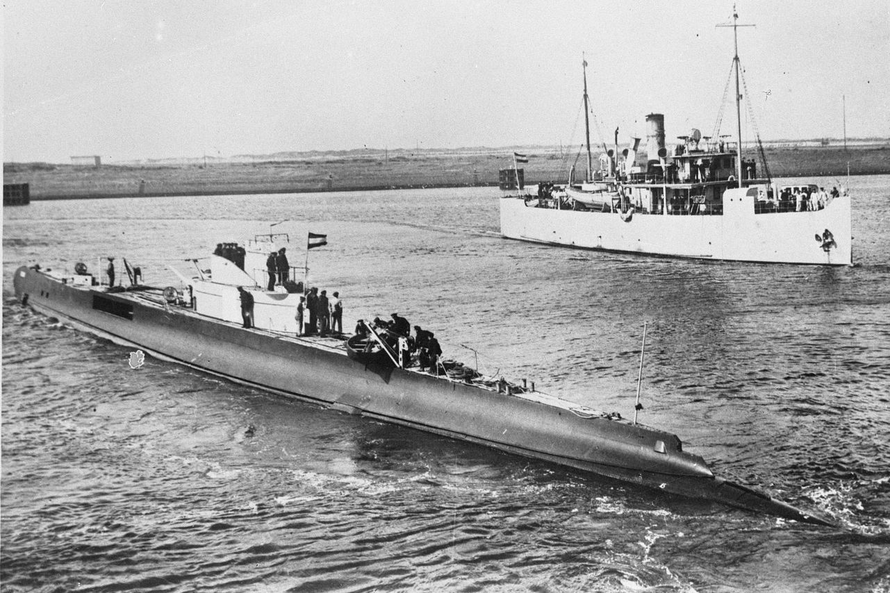 The HNLMS K XVII submarine in its prime, opposite a Dutch minelayer.