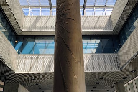 'Gongen' seen from across the hall.