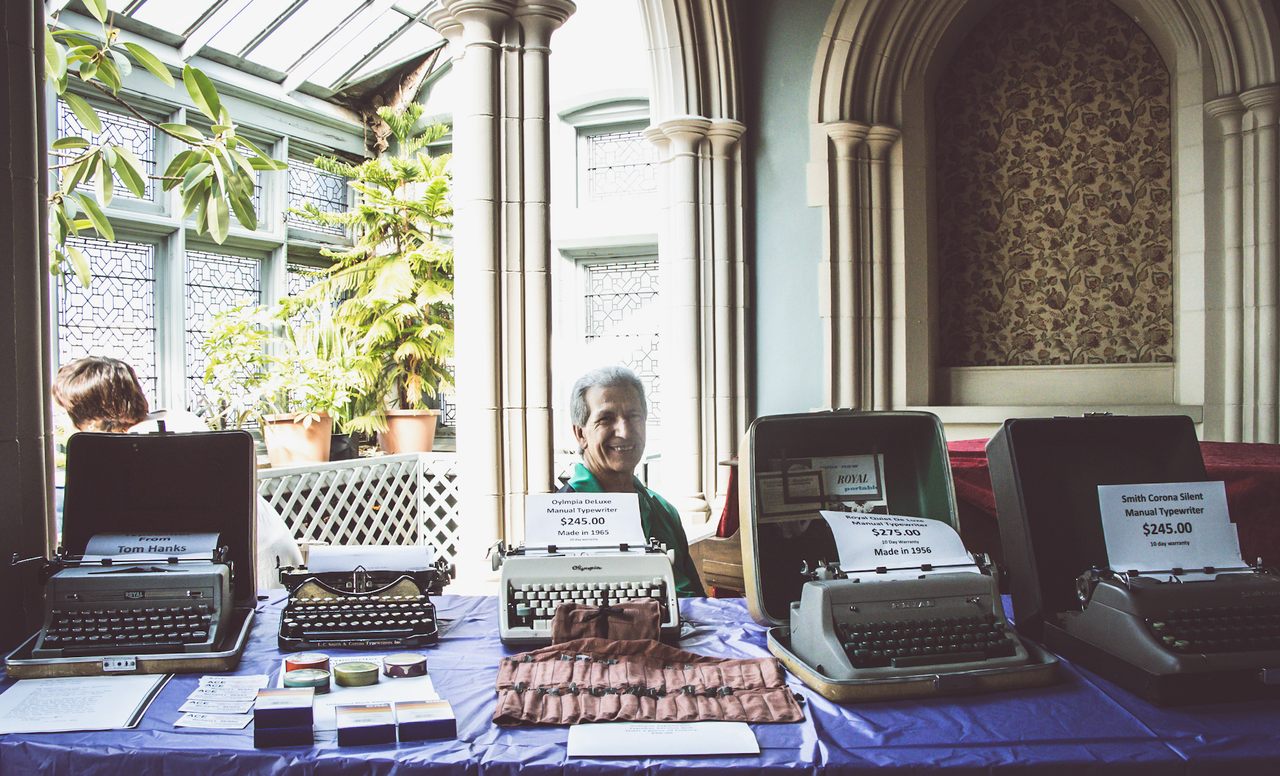 汤姆·汉克斯亲笔签名打字机(左)是陈列在密尔沃基的就职QWERTYFEST MKE。这个节日庆祝心爱的机器,这是在1873年发明了在密尔沃基。