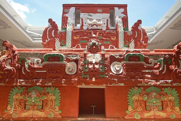A life size replica structure is build in the museum of Copán