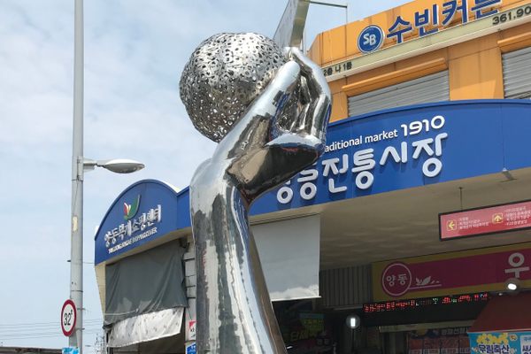 At Yangdong Market in Gwangju, a statue of a hand holding jumeokbap aloft honors the humble food. 
