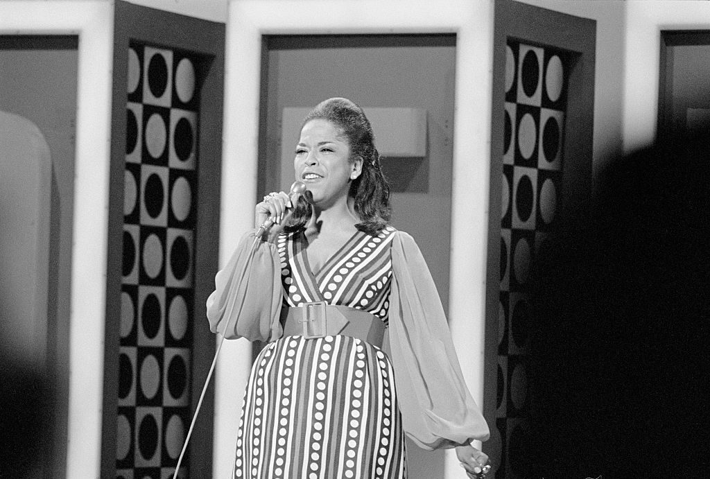 Della Reese performing on her show in 1970. 