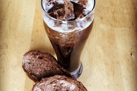 Dark brown bread and dark brown ale.