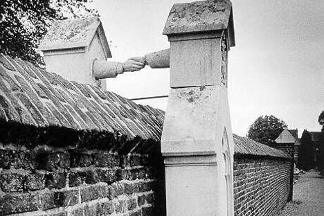 The Linked Headstones of Two Lovers Who Refused to Let Go, Even in Death