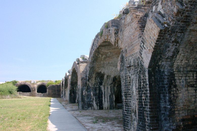 are dogs allowed at fort pickens