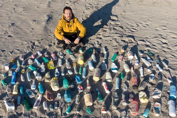 Archeoplastica创始人,博物学家,引导恩佐Suma收集旧塑料从意大利海滩来说明这种浪费在海洋里生存多久。