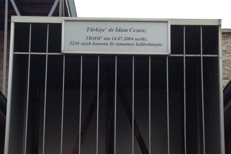 A plate on the cage surrounding the gallows commemorates Turkey’s abolition of the death penalty in 2004. 