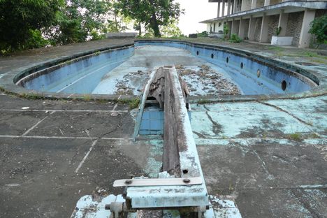 Foot-shaped pool