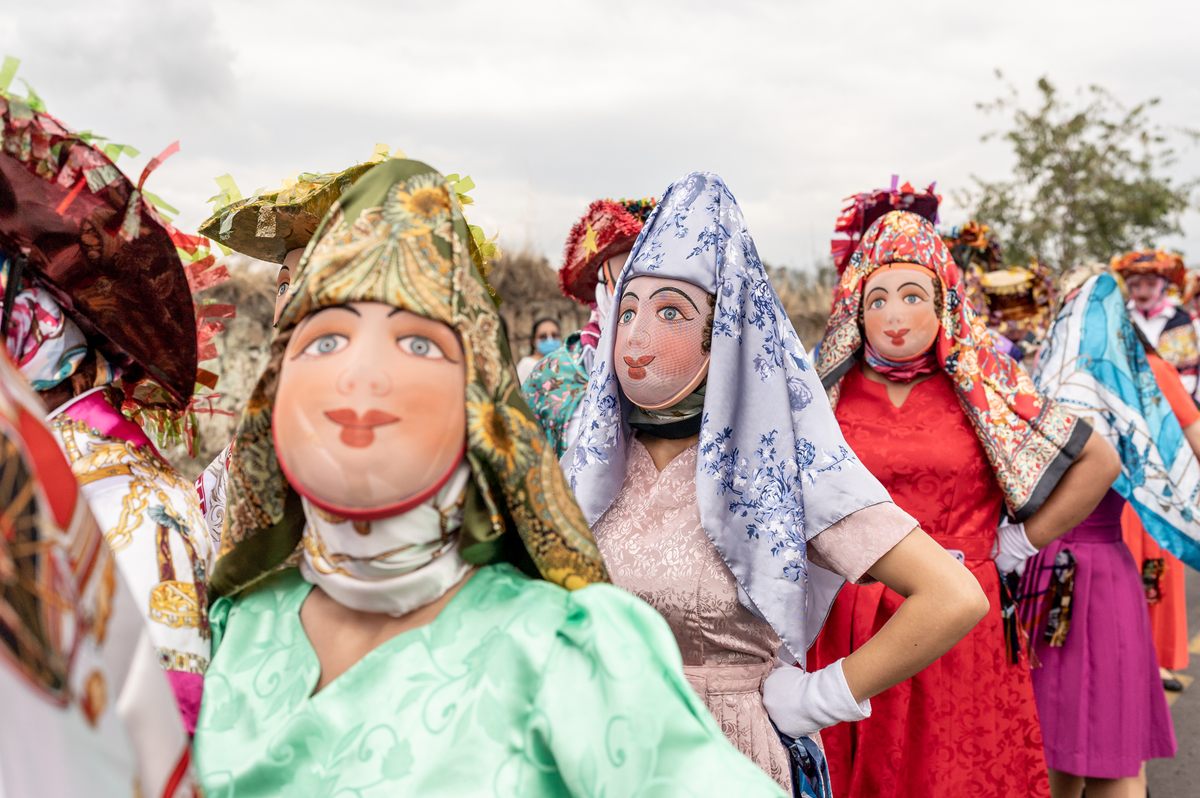 Bailarines, line dancers wearing mesh masks, also take part in the annual festival.