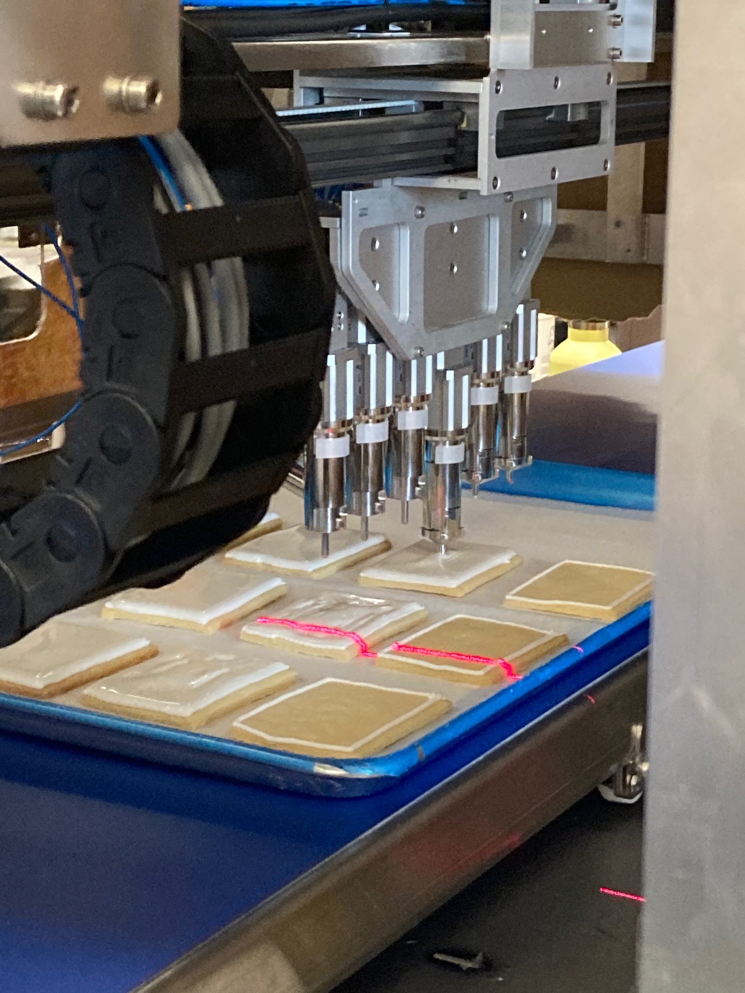 BeeHex's 3-D printer decorates cookies.