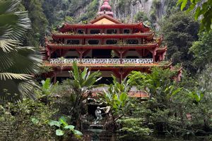 Courtyard temple only entrance via cave