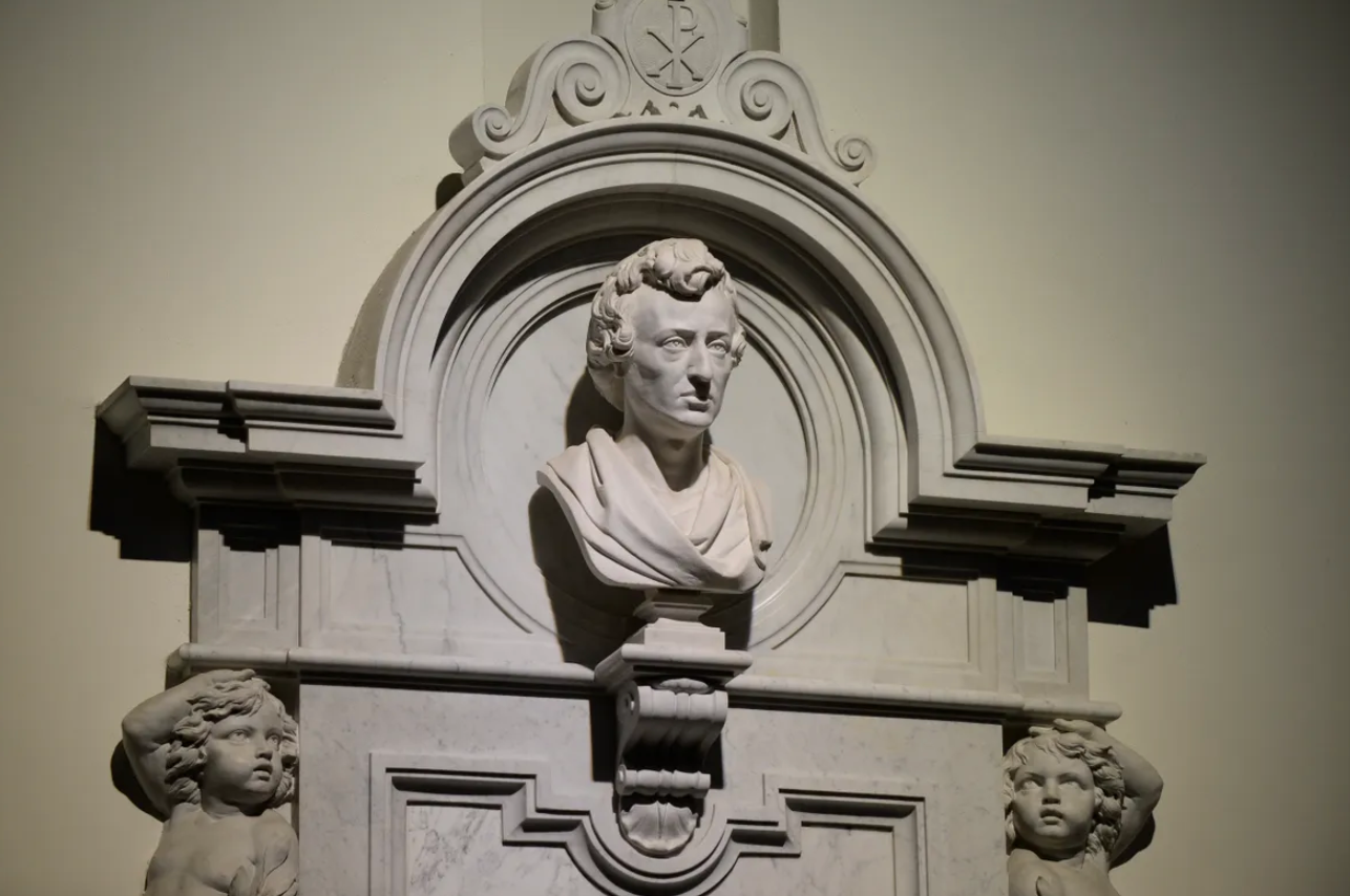 A marker for the heart contains a bust of its owner. 