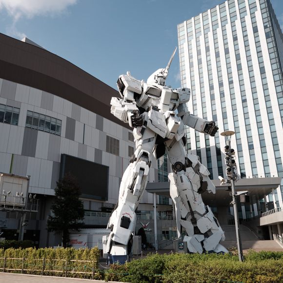Giant Robot towers over Tokyo To celebrate the 30th anniversary of