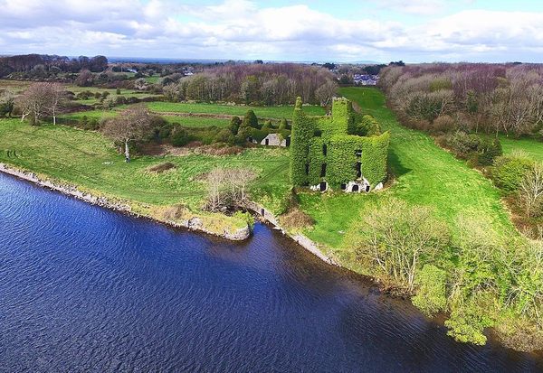 Castle (in ruins) — Leitir Mealláin