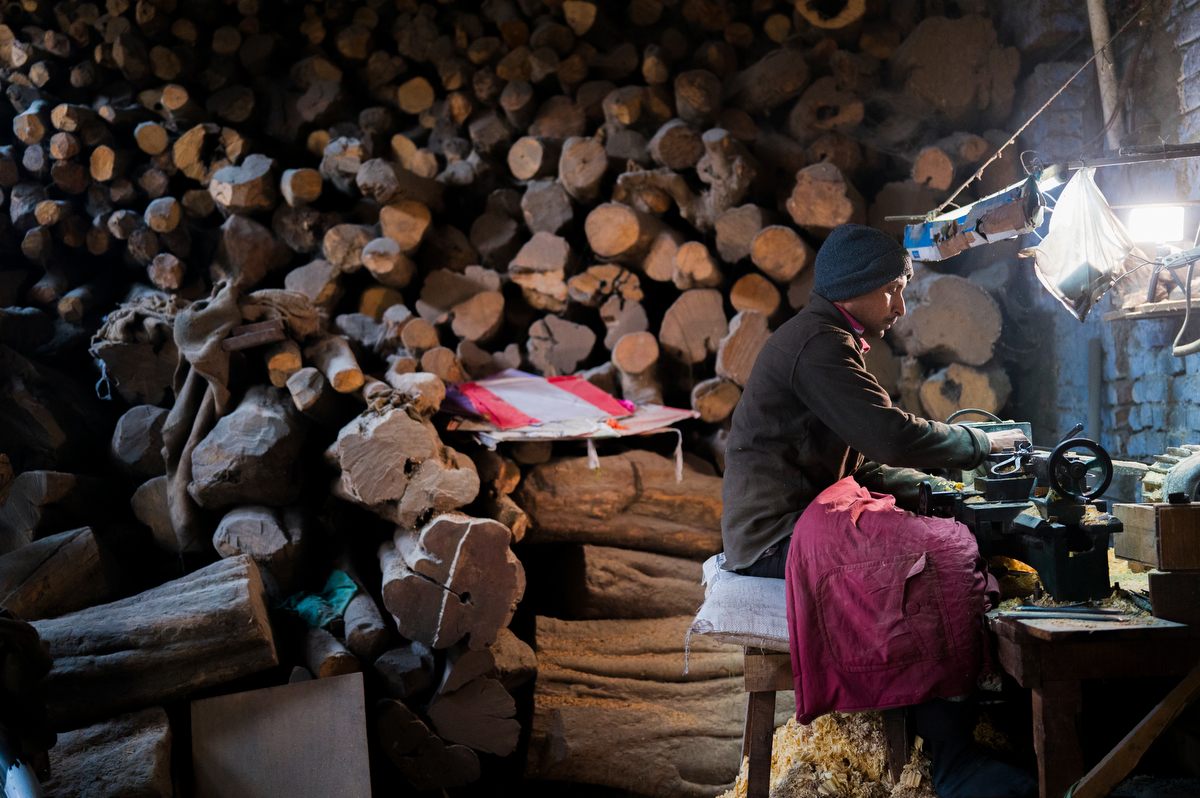 Chess sets are commonly made of boxwood, ebony, rosewood, and sheesham, which are piled up outside and inside the workshops of Amritsar. These craftsmen are carrying on a centuries-old traditions. India is the original home of the earliest versions of chess, dating back to the Gupta dynasty in the 6th century.