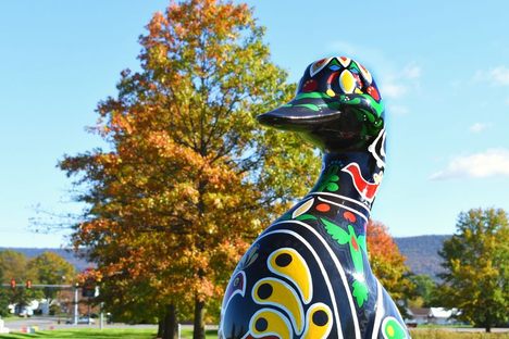 The flock of fiberglass geese scattered around the city include “Lucky Clutch” by Aimee Parsons-Hubley. 