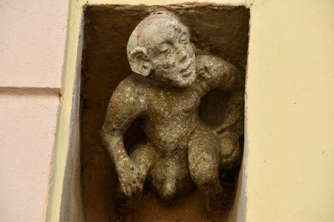 Posmievačik peeking from his alcove.