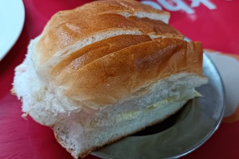 The bun maska here has a particularly light texture.