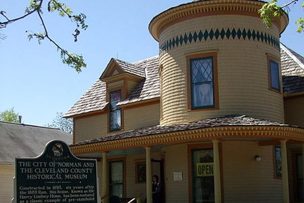 The Moore-Lindsay Historical House Museum