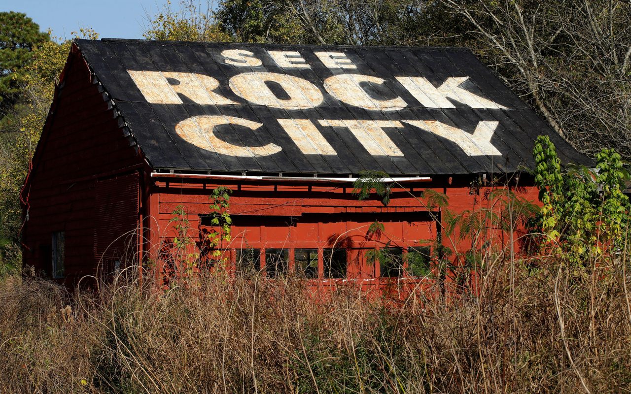 At the height of the advertising campaign in the 1930s, there were  900 barns in 19 states—from Michigan to Texas—announcing the wonders of Rock City. Today there are about 70.