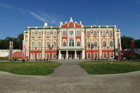 The front facade of the palace.