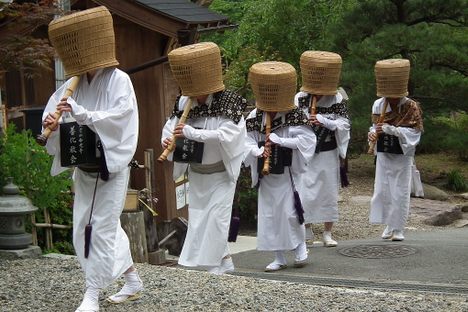 A parade of modern komusō reenactors,
