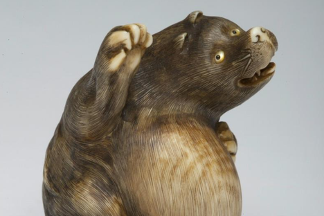 A flirty tanuki, or racoon dog, crafted by artist Masatami in the late 18th century.
